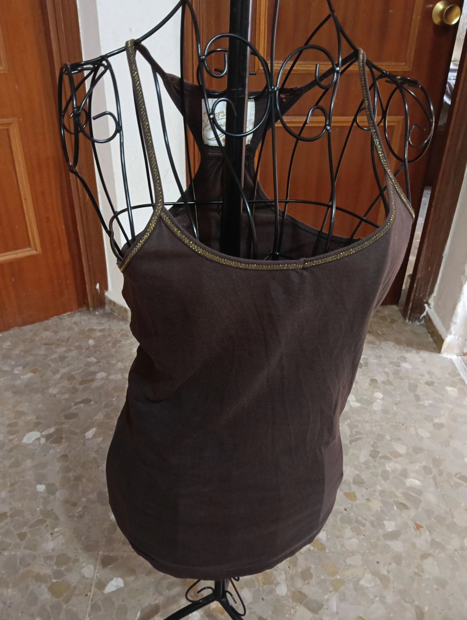 Mok met fijne bandjes, in chocoladebruin, gouden decoratieve rand, en zwemrug – photo 18